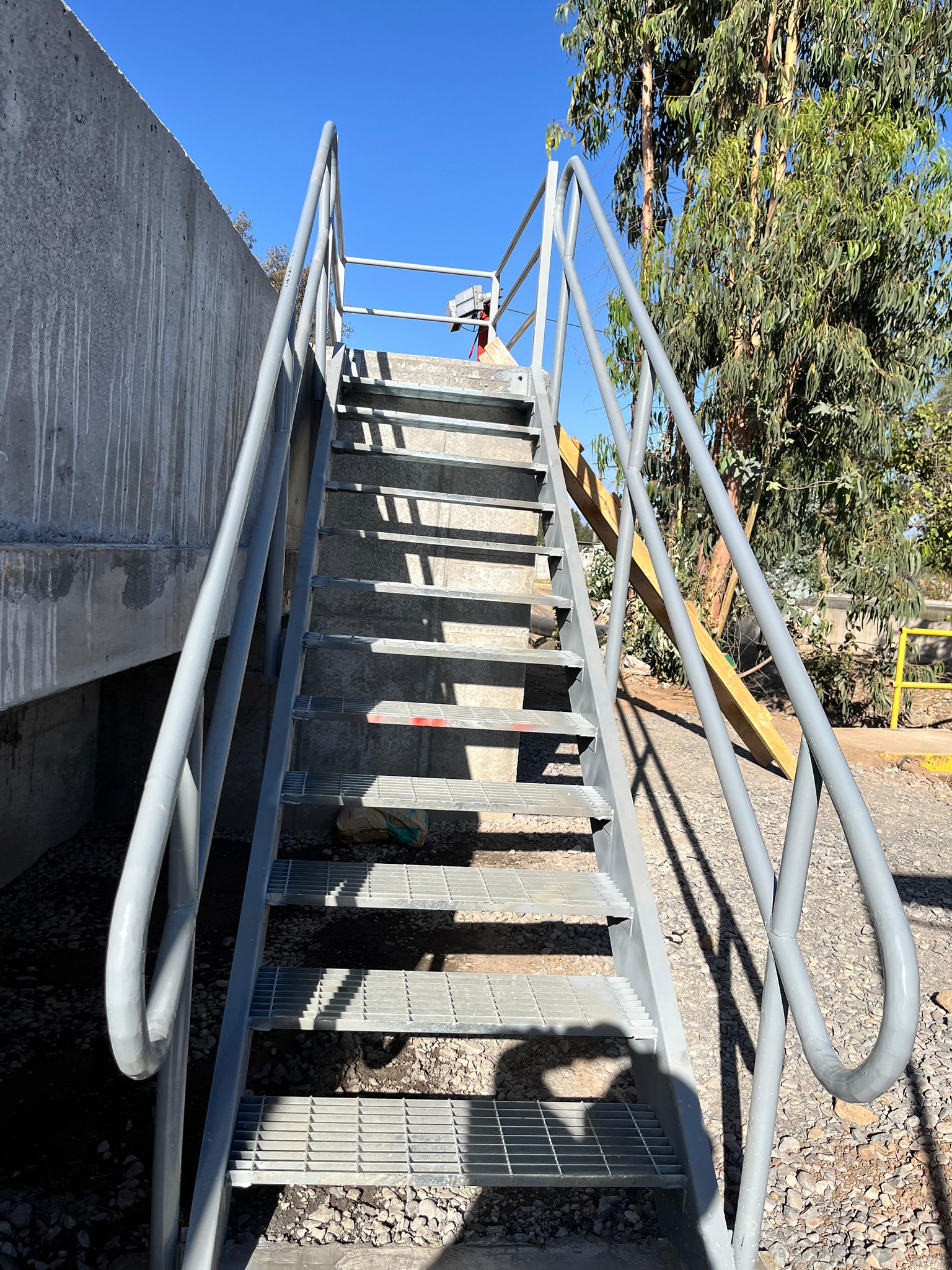 Escalera industrial en espacio reducido